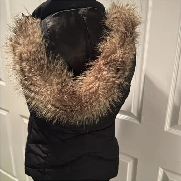 Women's Black Puffer Vest with Faux Fur Trim - Picture 3 of 6